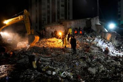  - عائلتان يمنيتان تحت أنقاض زلزال تركيا وإنقاذ عائلة أخرى
 