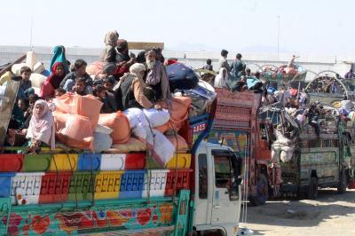  - عشرات آلاف المهاجرين الأفغان يغادرون باكستان لتجنّب توقيفهم
